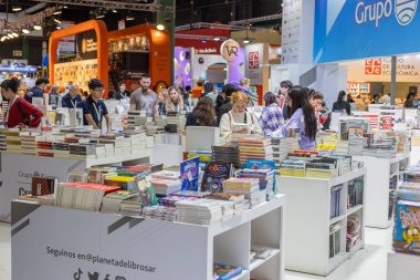 Buenos Aires, Arjantin - 9 Ocak 2024: Buenos Aires Kitap Fuarı 'nda yürüyen düzinelerce insan.