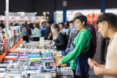 Buenos Aires, Arjantin - 9 Ocak 2024: İnsanlar Buenos Aires Kitap Fuarı 'nda kitaplara bakıyor.