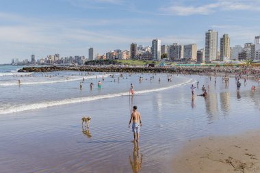 Mar del Plata, Arjantin - 15 Ocak 2024: Turistler Mar del Plata 'daki Stella Maris plajında denizin tadını çıkarıyorlar.