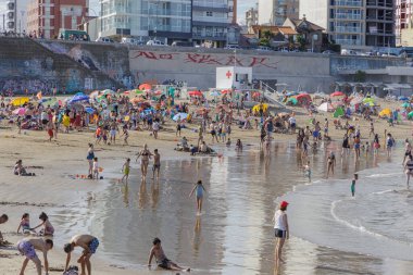 Mar del Plata, Arjantin - 15 Ocak 2024: Turistler Mar del Plata 'daki Stella Maris plajında denizin tadını çıkarıyorlar.