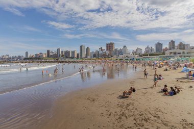 Mar del Plata, Arjantin - 15 Ocak 2024: Mar del Plata 'daki Stella Maris plajında dinlenen turistler.