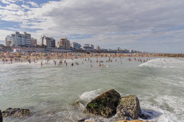 Mar del Plata, Arjantin - 15 Ocak 2024: Turistler Mar del Plata 'daki Stella Maris plajında denizin tadını çıkarıyorlar.
