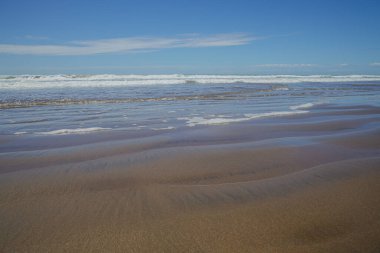 Alçak bir açıdan bakıldığında ıssız bir sahil..