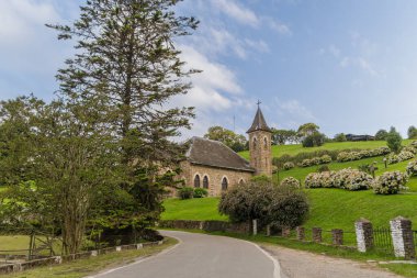 Tucuman Arjantin 'deki Villa Nougues' de İsa 'nın Kutsal Kalbi Şapeli' ne giden yol..