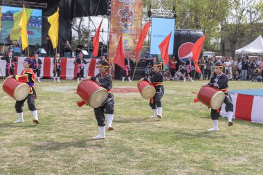 Buenos Aires, Arjantin - 3 Şubat 2024: Japon kız ve erkek çocukları davullarla dans ediyorlar. Eisa (Japonca davulla dans) Varela Matsuri 'de.