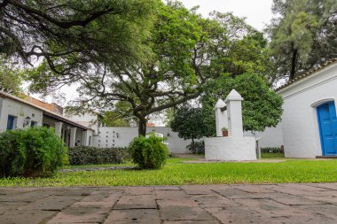 Arjantin 'deki tarihi Tucuman evinin bahçesinde sarnıç. 