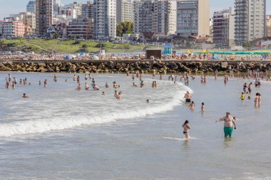 Mar del Plata, Arjantin - 15 Ocak 2024: Turistler Mar del Plata 'daki Stella Maris plajında denizin tadını çıkarıyorlar.
