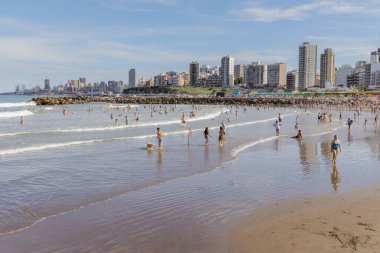 Mar del Plata, Arjantin - 15 Ocak 2024: Mar del Plata 'daki Stella Maris plajında turistler.
