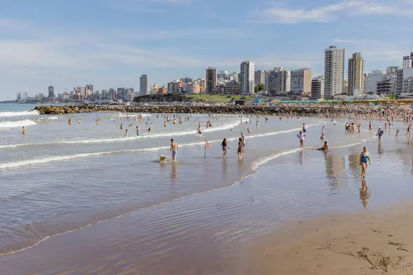 Mar del Plata, Arjantin - 15 Ocak 2024: Mar del Plata 'daki Stella Maris plajında turistler.