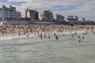 Mar del Plata, Arjantin - 15 Ocak 2024: Mar del Plata 'daki Stella Maris plajında yüzen insanlar.