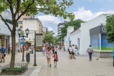 San Miguel de Tucuman, Arjantin - 18 Ocak 2024: Arjantin 'de San Miguel de Tucuman caddesi boyunca yürüyen insanlar.
