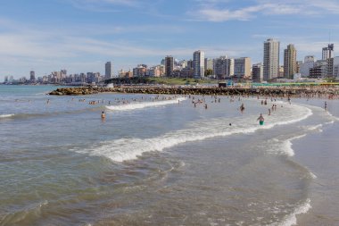 Mar del Plata, Arjantin - 15 Ocak 2024: Mar del Plata 'daki Stella Maris plajında yüzen turistler.