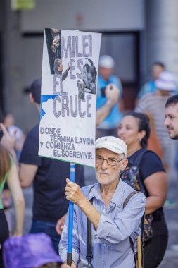 Buenos Aires, Arjantin - 24 Mart 2024: Arjantin cumhurbaşkanı Javier Milei 'ye karşı protesto işareti olan yaşlı yetişkin.