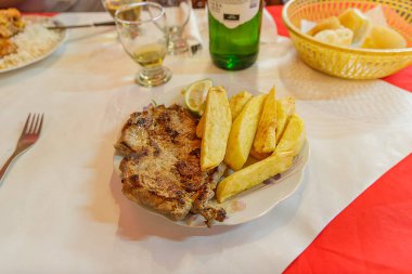 Huamahuaca, Jujuy, Arjantin 'deki bir restoranda, kızarmış patatesli lama bifteği servis ediliyor..