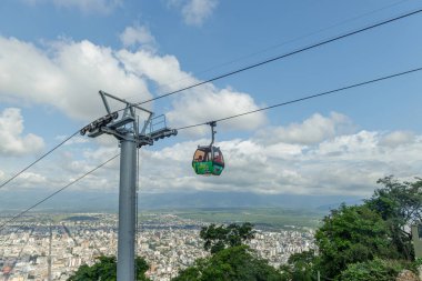Salta, Arjantin - 24 Ocak 2024: Arjantin 'in Salta ilindeki San Bernardo Tepesi' nin kablo arabası.