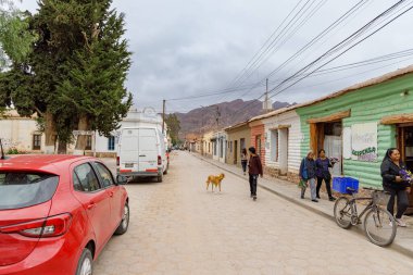Jujuy, Arjantin - 25 Ocak 2024: Tilcara, Jujuy, Arjantin sokaklarında yürüyen insanlar.