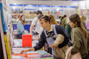 Buenos Aires, Arjantin; 26 Nisan 2024: Buenos Aires kitap fuarında kitap okuyan kızlar.