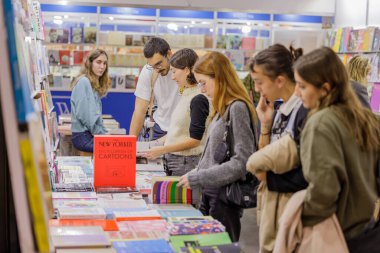 Buenos Aires, Arjantin; 26 Nisan 2024: Buenos Aires kitap fuarında kitap okuyan gençler.