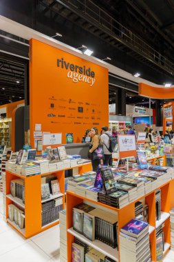 Buenos Aires, Arjantin; 26 Nisan 2024: Buenos Aires kitap fuarında nehir kenarı standı.