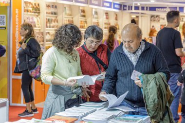 Buenos Aires, Arjantin; 26 Nisan 2024: Buenos Aires kitap fuarındaki insanlar.