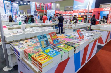 Buenos Aires, Arjantin; 26 Nisan 2024: Buenos Aires kitap fuarındaki Siglo XXI editör standında sergilenen kitaplar.