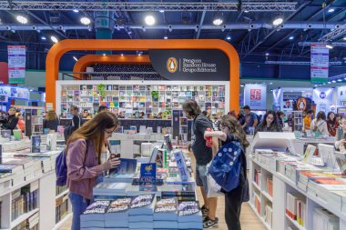 Buenos Aires, Arjantin; 26 Nisan 2024: İnsanlar Buenos Aires kitap fuarındaki Penguen Random House standında kitap bakıyor.