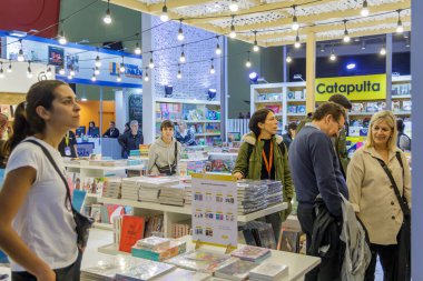Buenos Aires, Arjantin; 26 Nisan 2024: İnsanlar Buenos Aires kitap fuarında 