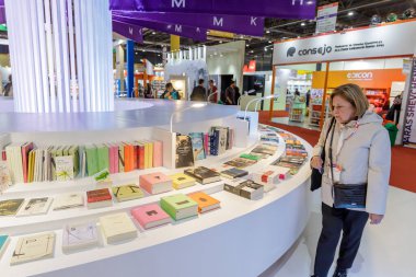 Buenos Aires, Arjantin; 26 Nisan 2024: Lizbon şehrinin Buenos Aires kitap fuarında kıdemli kadın.