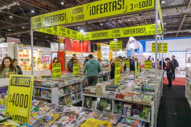 Buenos Aires, Arjantin; 26 Nisan 2024: Buenos Aires kitap fuarında kitaplarla ayakta durun.