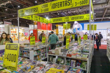 Buenos Aires, Arjantin; 26 Nisan 2024: Buenos Aires kitap fuarında kitaplarla ayakta durun.
