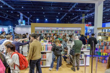Buenos Aires, Arjantin; 26 Nisan 2024: İnsanlar Buenos Aires kitap fuarında tribünlerden yürüyorlar.