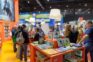 Buenos Aires, Arjantin; 26 Nisan 2024: Buenos Aires kitap fuarında Edelvives yayınevinin standı.