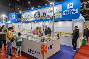 Buenos Aires, Arjantin; 26 Nisan 2024: Buenos Aires kitap fuarındaki Ediciones de la Flor yayınevinin standı.
