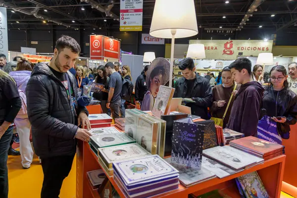 Buenos Aires, Arjantin; 26 Nisan 2024: Buenos Aires kitap fuarındaki Edelvives yayınevi standında kitap okuyan gençler.