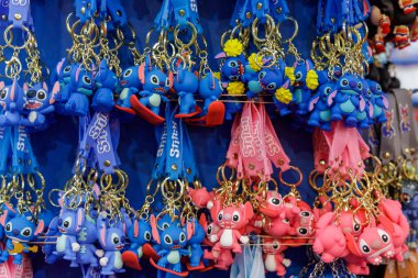 Buenos Aires, Arjantin; 26 Nisan 2024: Farklı renklerde dikişli anahtarlıklar.