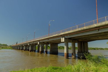 Santiago del Estero 'daki Dulce Nehri üzerindeki köprü..