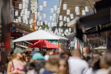 Buenos Aires, Arjantin - 17 Mart 2024: Buenos Aires 'in Çin Mahallesi' nde yürüyen kalabalığın odak noktası dışında.