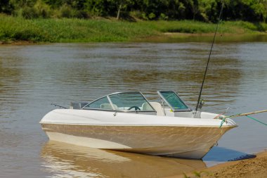 Santa Fe, Arjantin 'deki Parana Nehri kıyısına demirlemiş bir balıkçı teknesi..
