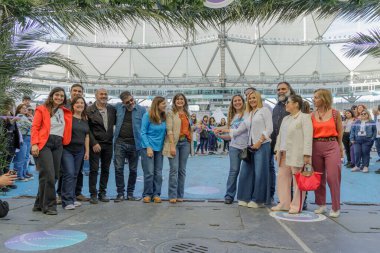 La Plata, Buenos Aires, Arjantin; 7 Eylül 2024: Yetkililer tarafından Igualdad Bonaerense Fuarı 'nın açılışında kesilen kurdele.