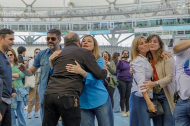 La Plata, Buenos Aires, Arjantin; 7 Eylül 2024: Mario Secco ve Estela Diaz, Igualdad Bonaerense Fuarı 'nın açılışında birbirlerine sarıldılar..