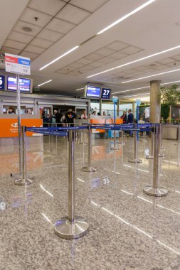 Buenos Aires, Arjantin - 10 Ocak 2025: Buenos Aires 'teki Ezeiza Uluslararası Havaalanı' nın giriş kapısı.