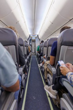 Bir uçak koridorunun arka görüntüsü.