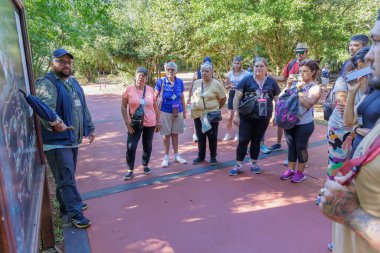 Puerto Iguazu, Misiones, Arjantin - 2 Nisan 2025: Iguazu Milli Parkı 'nda turistler.