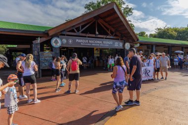 Puerto Iguazu, Misiones, Arjantin - 2 Nisan 2025: Iguazu Milli Parkı Girişi.