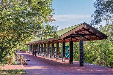 Puerto Iguazu, Misiones, Arjantin - 2 Nisan 2025: Iguazu Ulusal Parkı Treni.