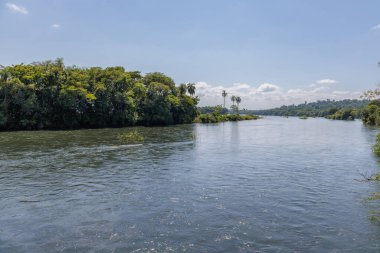 Iguazu Nehri 'nin Misiones, Arjantin' deki Iguazu Ulusal Parkı 'ndaki panoramik manzarası.