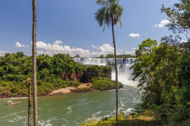Misiones, Arjantin 'deki Iguazu Şelalesinin panoramik manzarası.