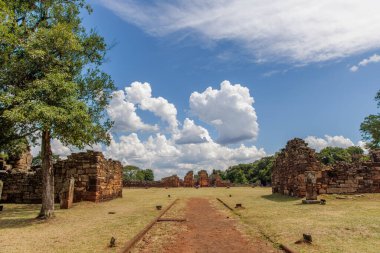 Misiones, Arjantin 'deki San Ignacio harabeleri üzerinde bulutlarla mavi gökyüzü.