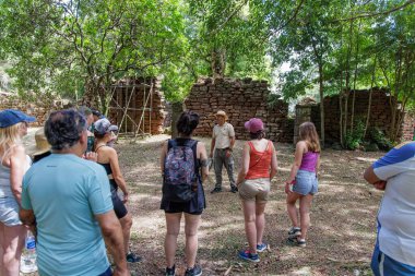 San Ignacio, Misiones, Arjantin - 5 Mayıs 2025: Bir grup turistle birlikte San Ignacio harabelerinde tur rehberliği.