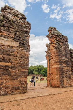 San Ignacio, Misiones, Arjantin - 5 Mayıs 2025: San Ignacio harabelerinde gezinen turistler.